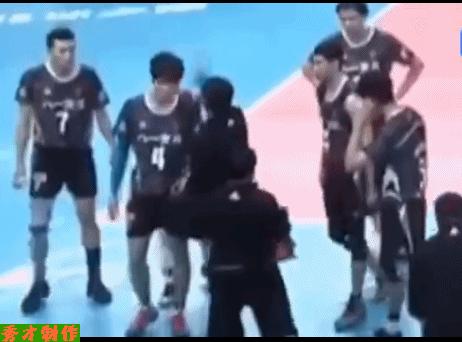 八一男排输球后教练用球砸队员泄愤，网友义愤填膺纷纷谴责！