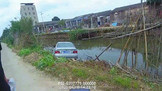 往前开，往鱼塘开！8年驾龄老司机的“翻车”过程