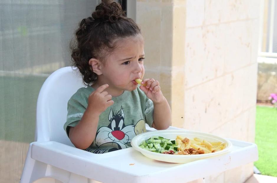 幼儿园孩子吃饭边吃边玩怎么解决,如何改掉小朋友边吃边玩的坏习惯