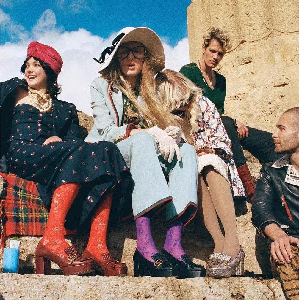 别再露脚踝了今年露袜才是王道,今年流行的露袜穿搭你知道吗