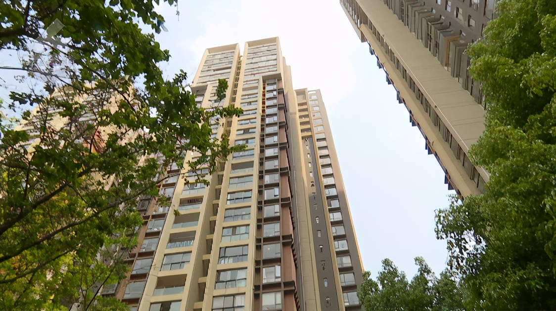 醉酒、吵架、放火烧家？还好昆明这小区有个称职的保安