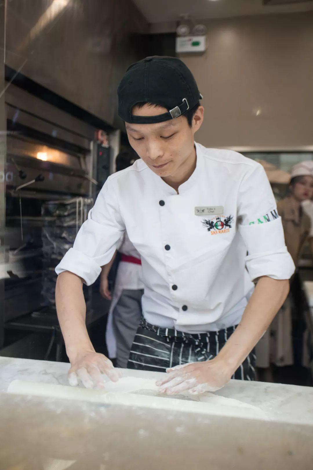 一挤就爆奶的超薄0.1pizza，被外国朋友吹上天