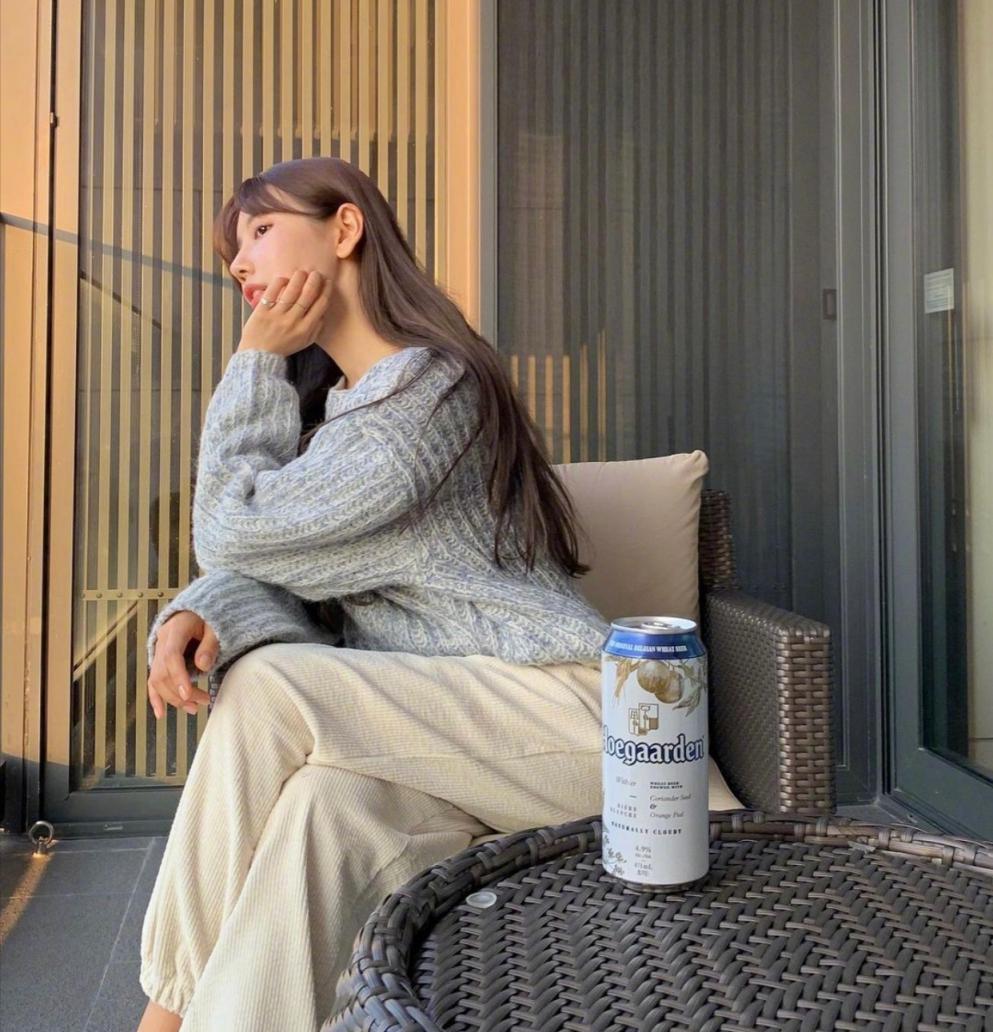 韩国小姐姐穿搭街拍,黑色针织衫长款外套韩系搭配