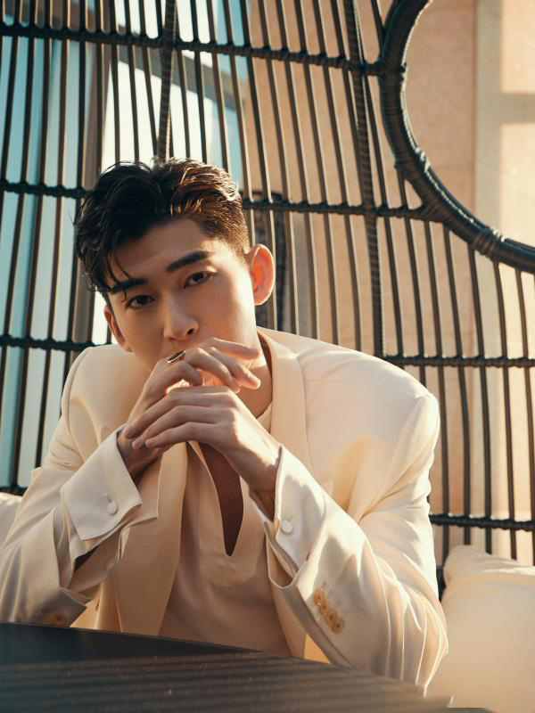 张翰帅气时尚,张翰穿粉色西装图片