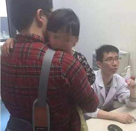 宝宝误吞502胶水,1岁宝宝把502胶水弄到嘴里