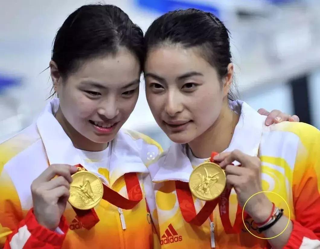 本命年红绳可以左右手都戴吗,本命年红绳戴哪只手女生