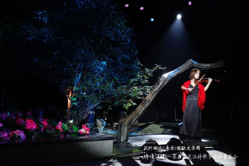 穿越诗歌芬芳的星海，第五届诗歌音乐会在卓尔书店举行