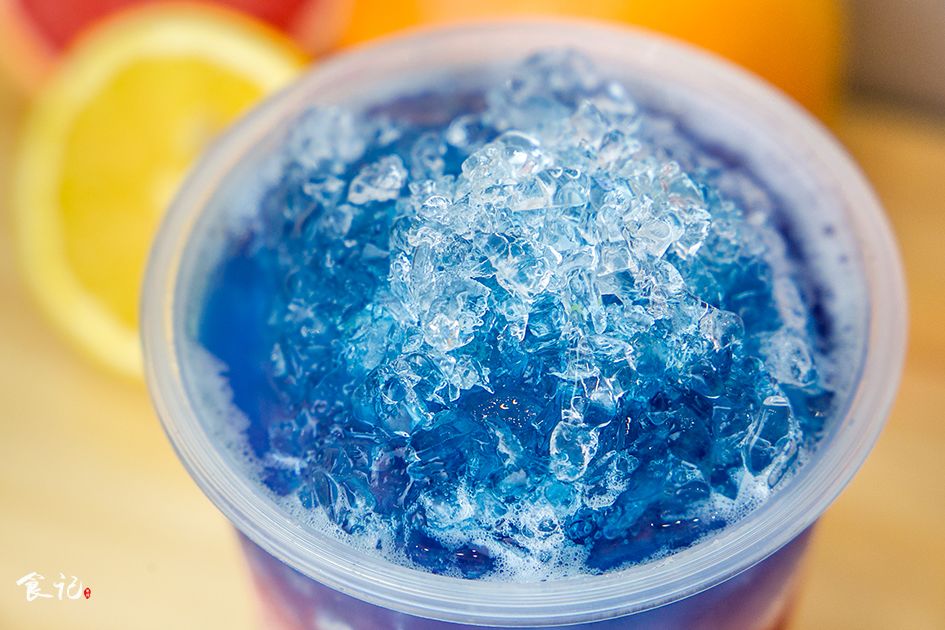 在人民路上喝了杯爆款「蜂蜜茶」，还送我超萌杯套