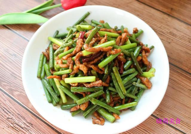 蒜苔炒虾丸和白菜的做法,蘑菇蒜苔炒肉丝虾仁的做法