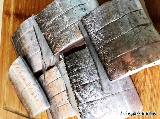 炸带鱼用不用全部把鱼鳞刮掉,干炸带鱼年夜饭必备你们学会了吗