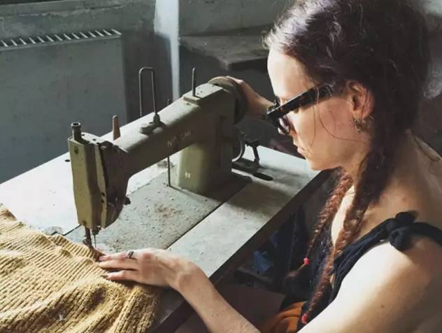 一个95后美女开了一家超市,85后美女开了一家超市