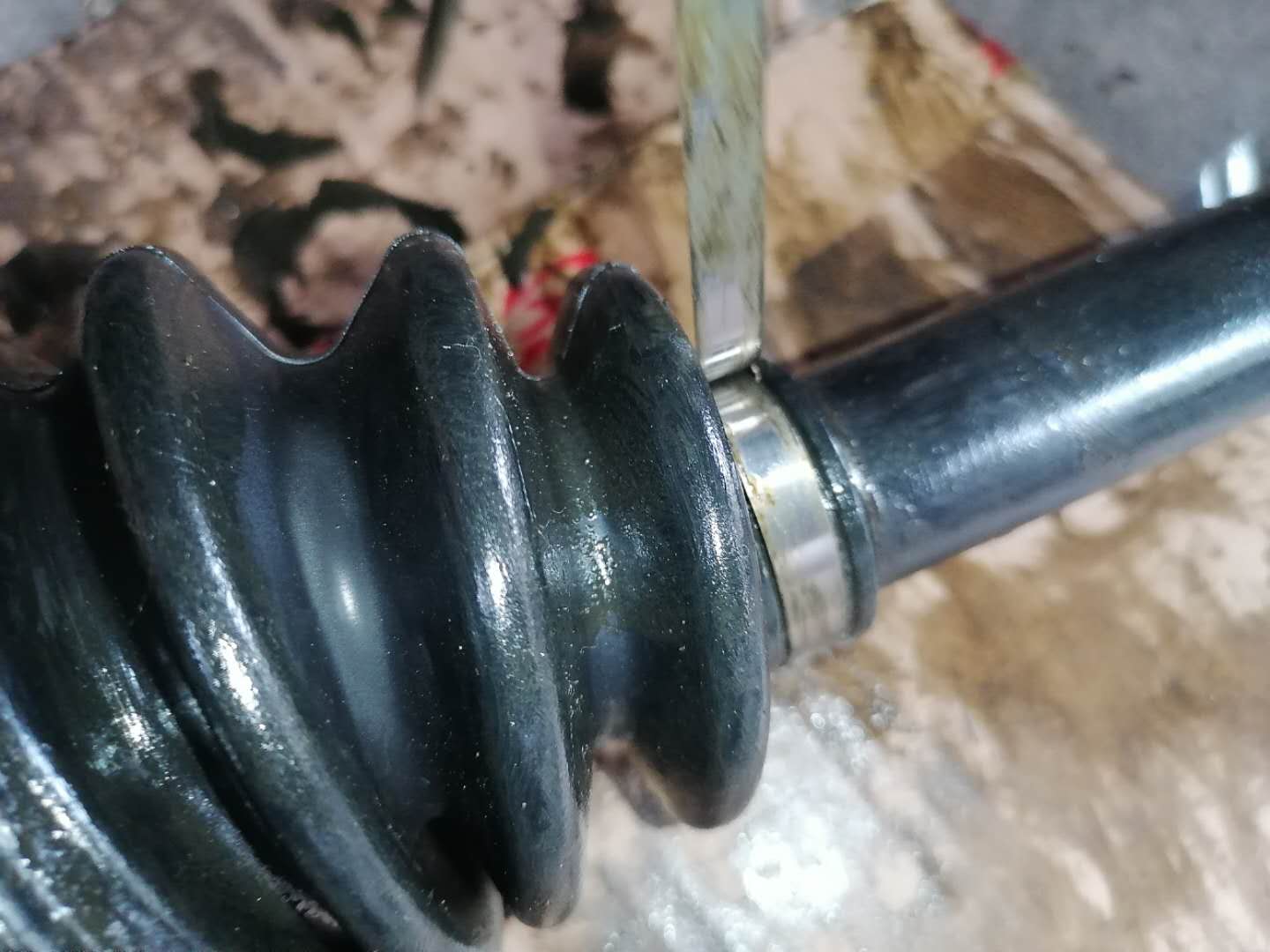 奇骏半轴球笼漏油的后果,奇骏半轴球笼坏了