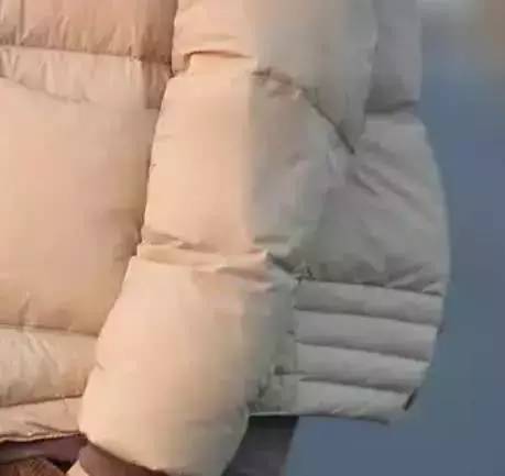 小个子面包服搭配休闲绒牛仔裤,棕色面包服穿什么裤子好看