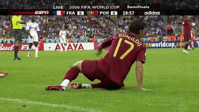 球王也假摔？盘点C罗假摔