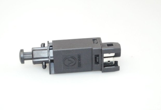 高位刹车灯不亮但是左右刹车灯亮,刹车灯开关损坏后刹车灯还会亮吗