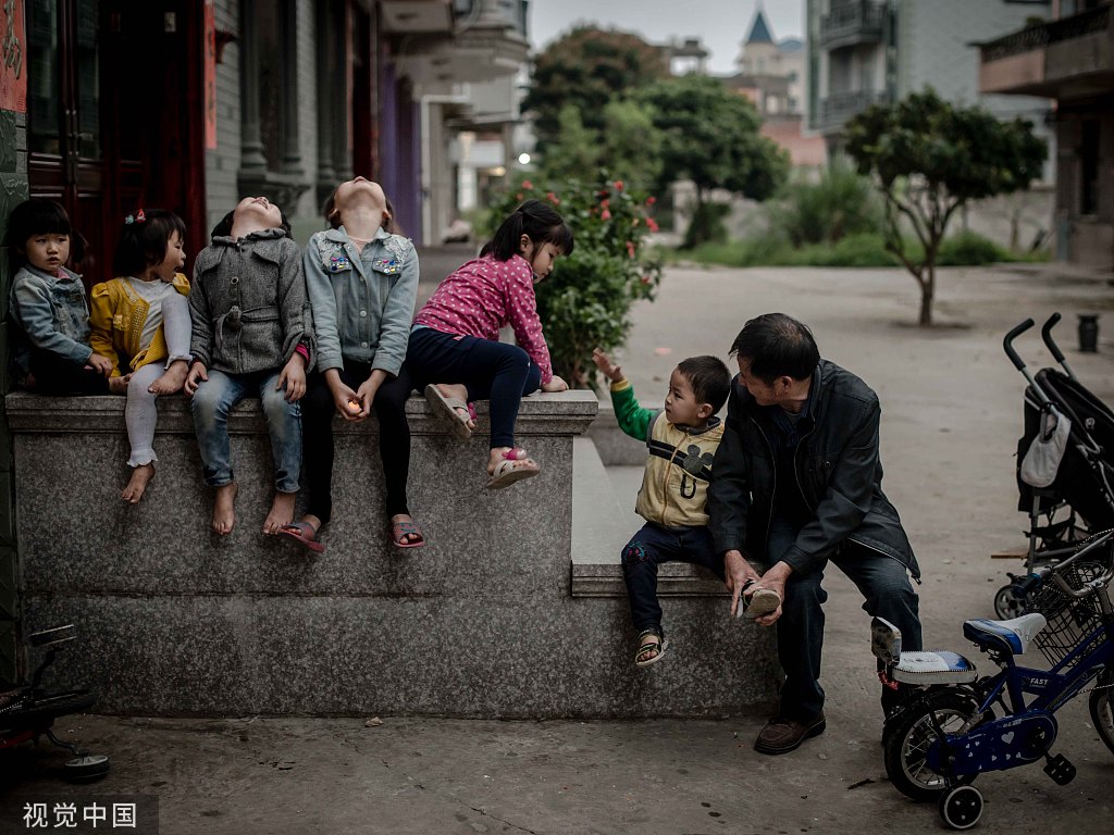 集装箱偷渡视频,亡命集装箱