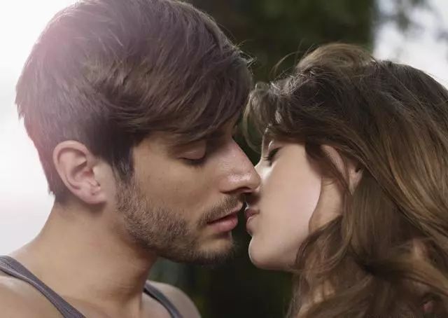 接吻的艺术！熟练五个简单的接吻大秘密，给她一个性感热情的吻