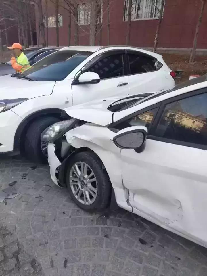 大连四车连撞最新信息,大连小轿车撞人事件最新消息