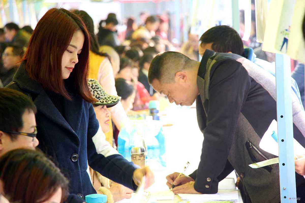 在校大学生考公务员有哪些途径,大学生考公务员哪些单位值得参考