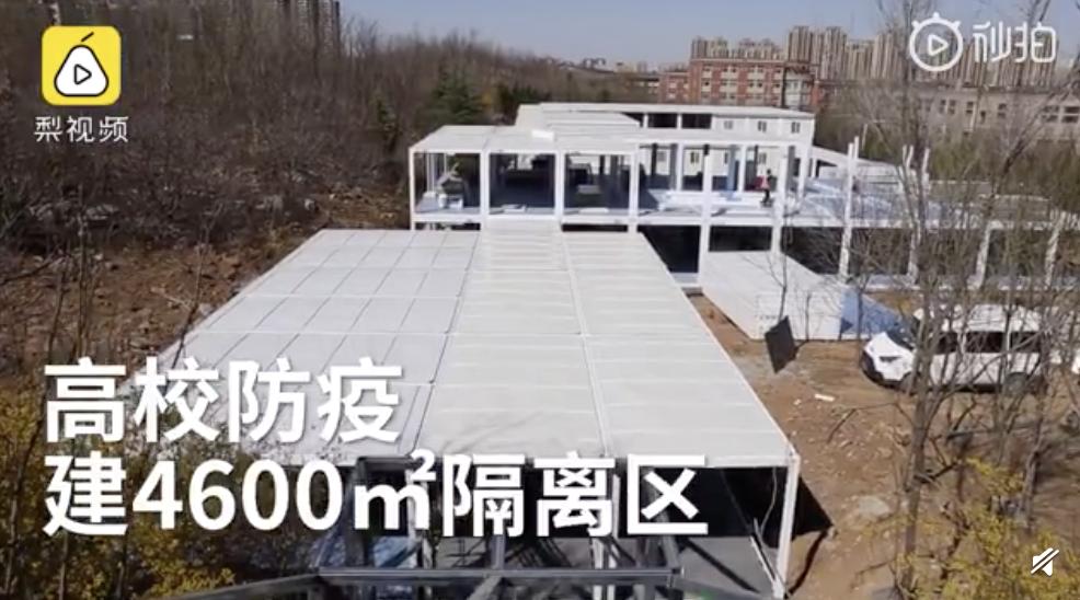 山东一学校食堂火了!一张餐桌4个凳子锁了3个,只容一人孤独地坐着