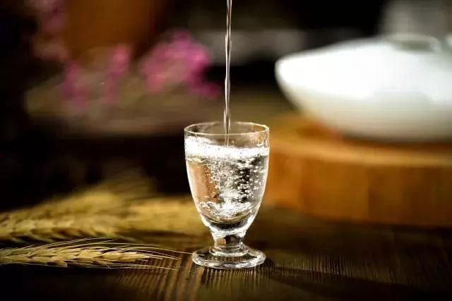 高度酒勾兑低度酒浑浊的方法,低度酒如何除去漂浮在上面的杂醇