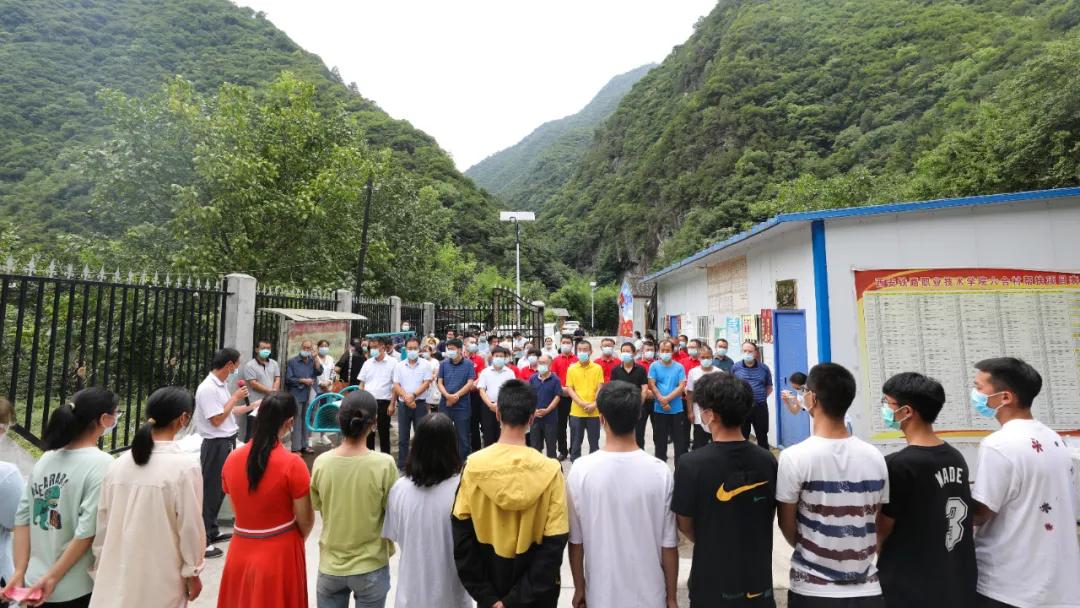 西安鹏翔驾校远赴秦岭山区资助今年考上大学的贫困学子