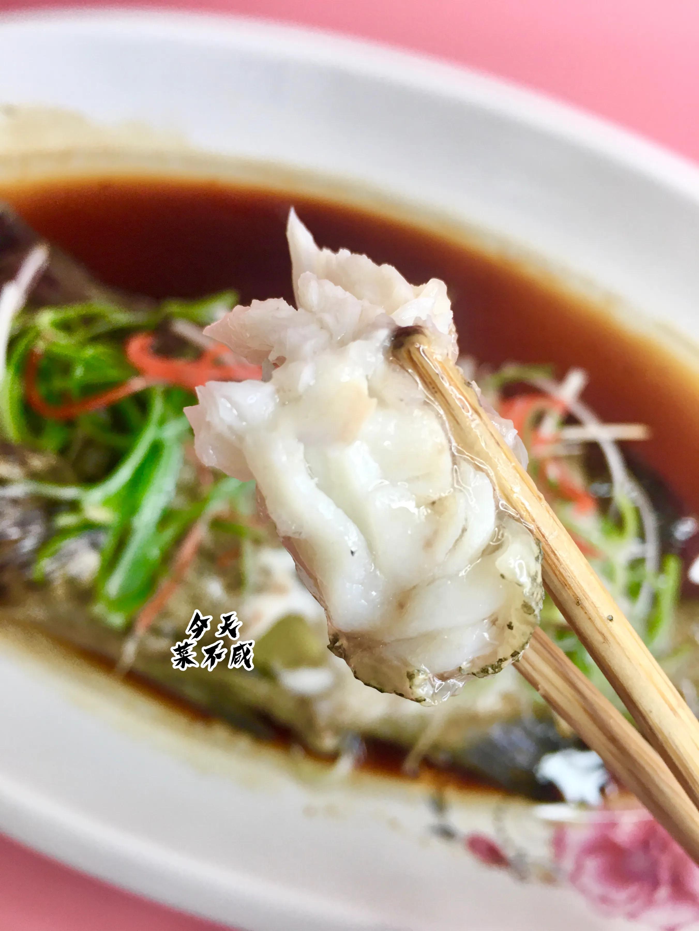 石斑鱼先倒蒸鱼豉油还是先泼油,清蒸鱼石斑鱼放什么调料