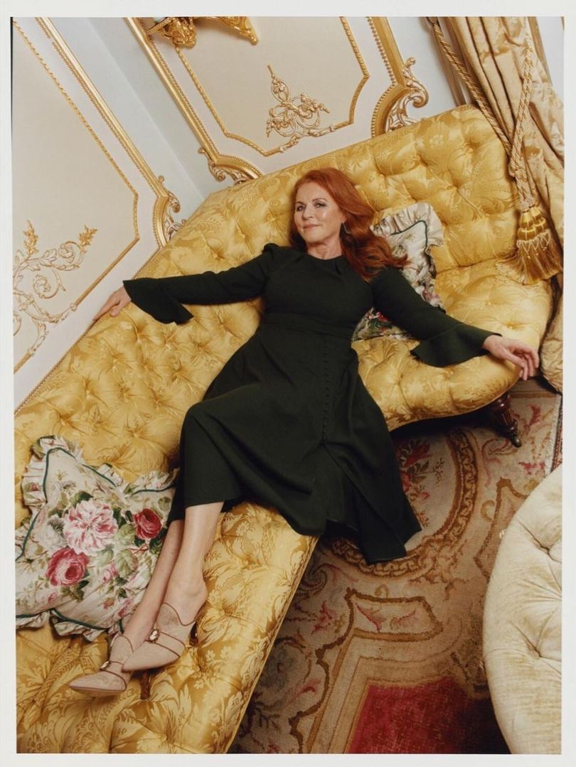 莎拉拍大片撞衫侄媳妇凯特，同款裙子不同格调，细节见王室束缚