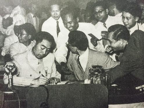 美国记者与周恩来握手，故意掏手帕不停擦手，周总理一招轻松反击