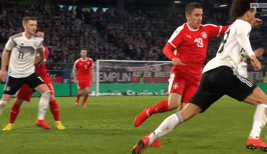 萨内被犯规,萨内被踩脚踝