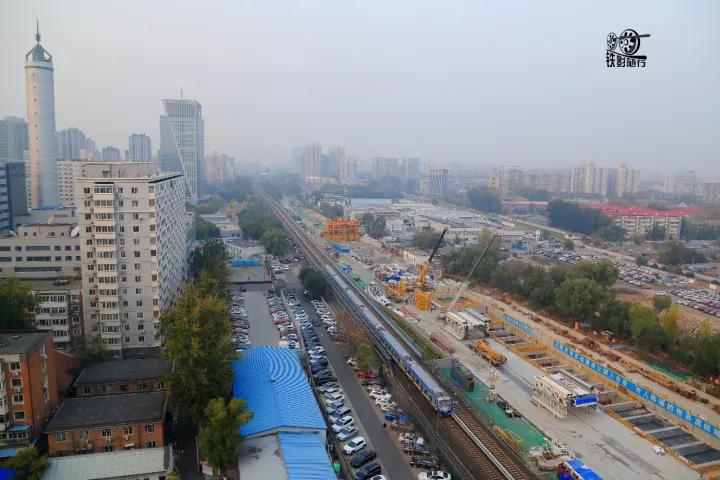 火车来了行人车辆请注意安全,行人车辆请注意火车就要来了