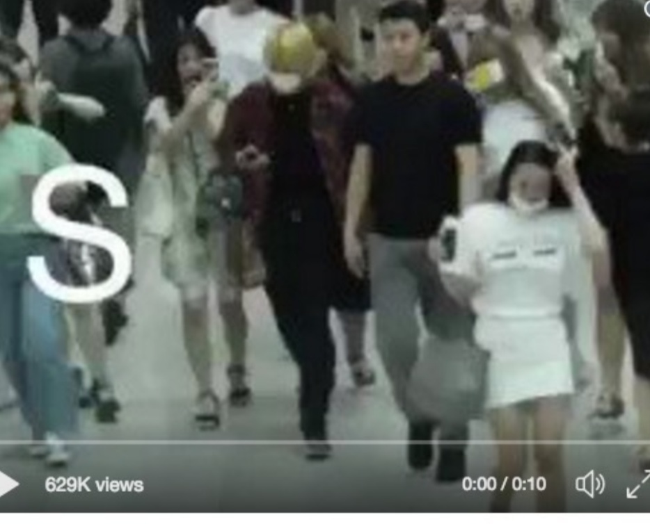 王俊凯推易烊千玺蹲着,王俊凯易烊千玺摸头