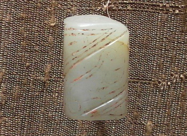 高古玉鸡骨白玉器好吗,鸡骨白古玉为什么有黑色的点点