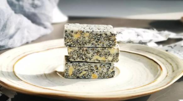 美食芝麻核桃糖做法视频,麻香烤鸡翅的做法