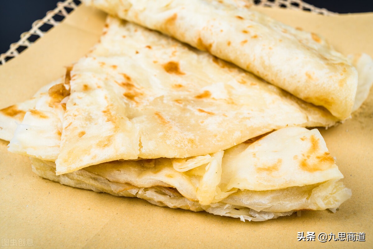 小伙摆摊卖千层饼,小伙摆摊卖鸡蛋饼三年