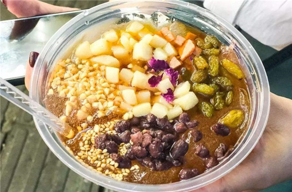 南方的凉粉和北方的凉粉不同,热天来一碗正宗的凉粉感觉爽极了