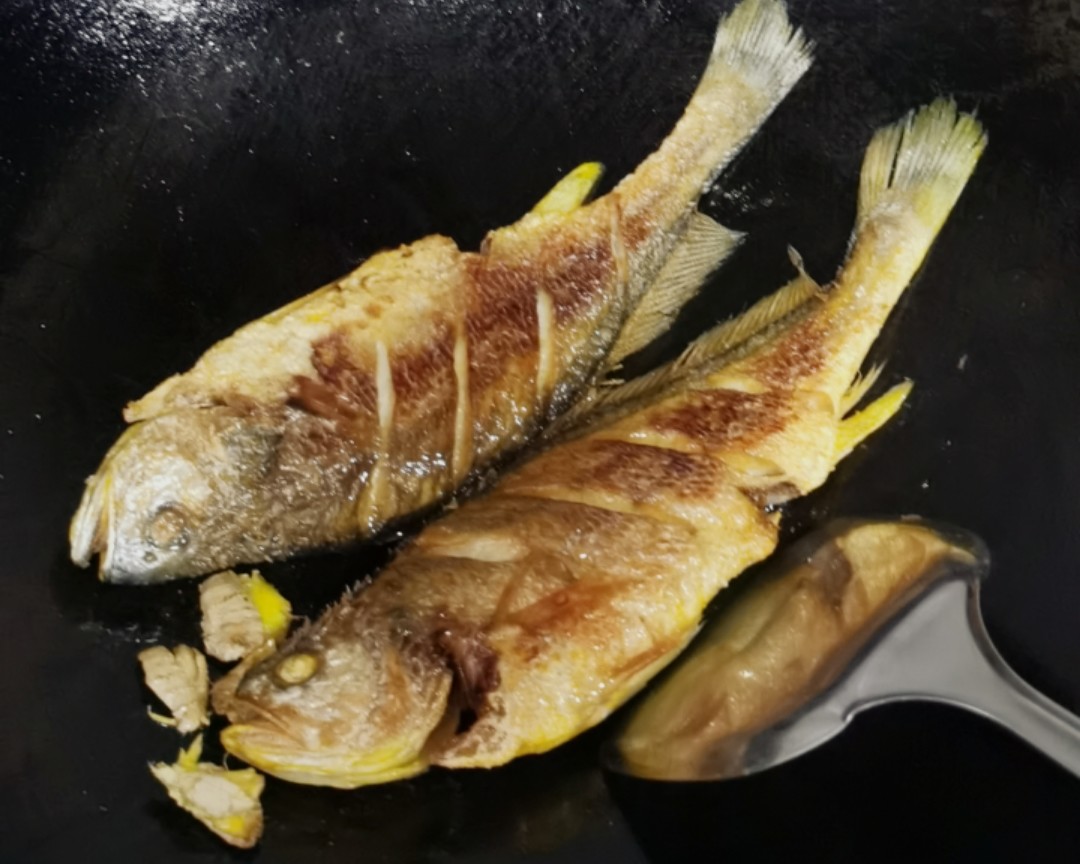 煎鱼入味不破皮全靠这招,煎鱼不掉皮的小诀窍