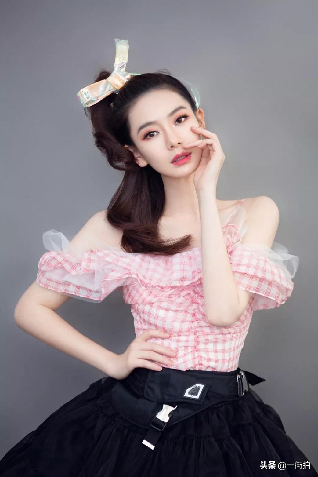 戚薇穿牛仔背带裙,戚薇吊带裙搭配图片