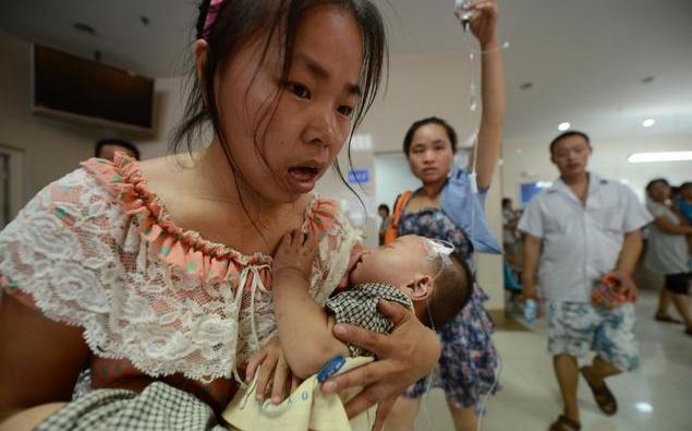 宝宝额头青了一块,妈妈排除万难去了医院,医生夸赞来得太及时了