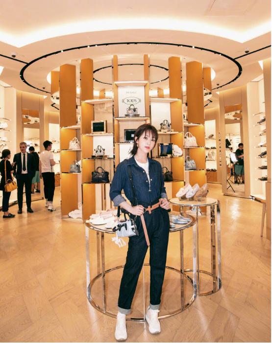 杨紫轻熟女装,杨紫轻熟风黄衣裙