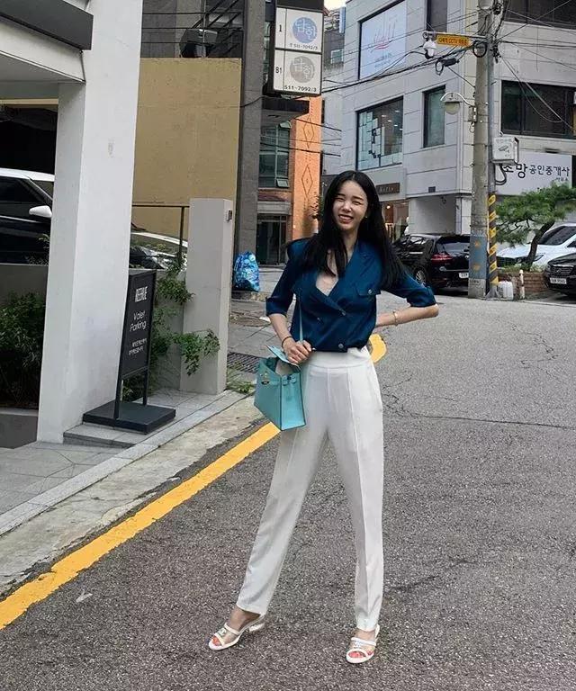 胸大穿衣服特别显胖不上镜,胸大穿衣服怎么不显大