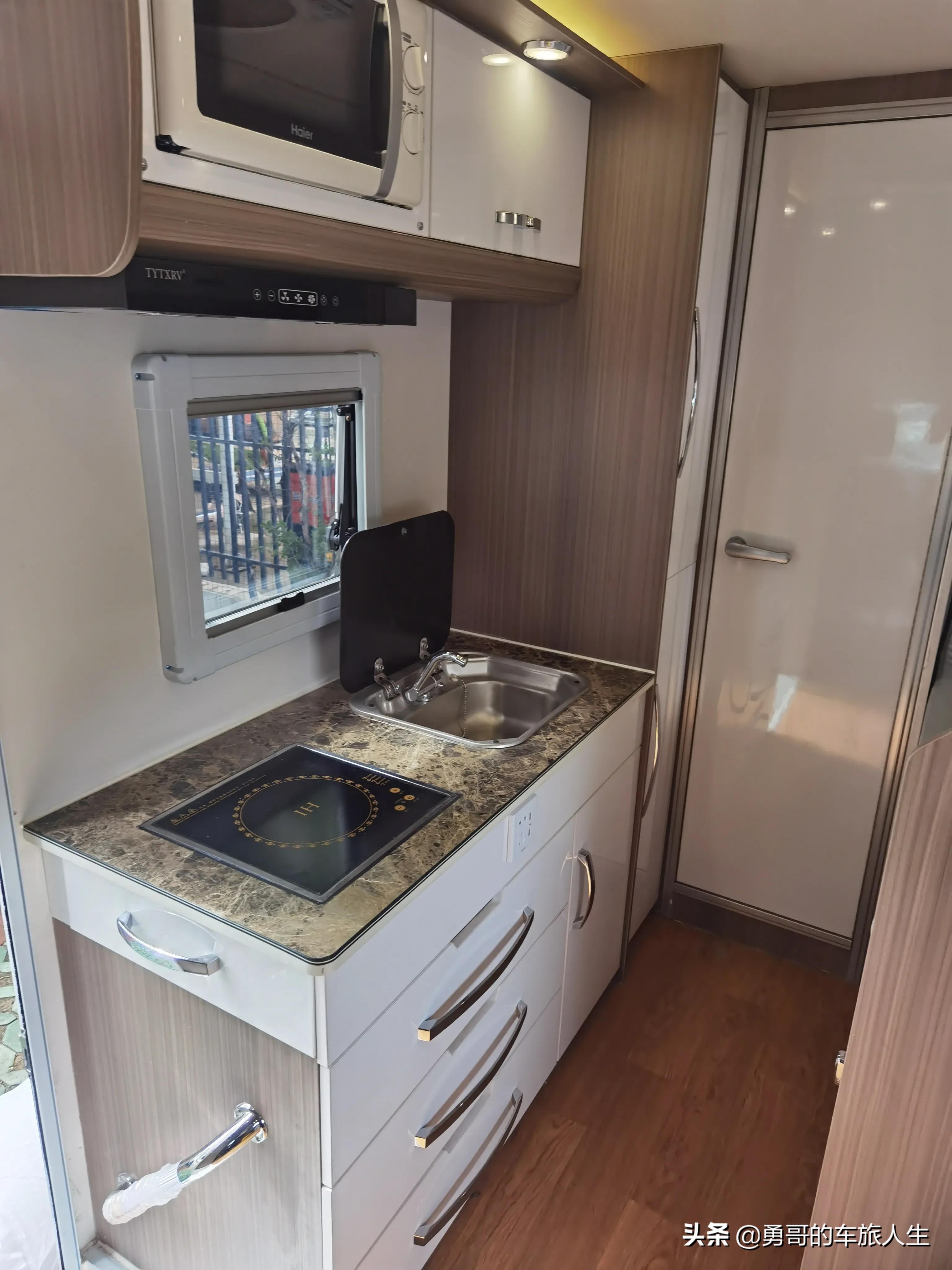 依维柯b型6座房车最新款价格多少,国六进口6.5吨依维柯房车无拓展