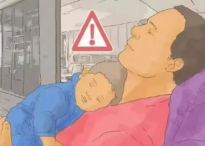 一不留神宝宝爬到床底,宝宝不注意趴在枕头上多久会死亡