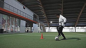 实况足球手机版花式过人技巧,五个过人小技巧