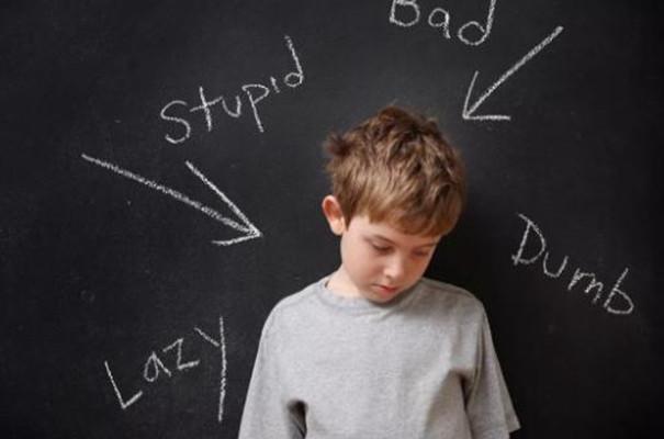 “妈妈，别人说我长得黑”儿子遭嘲笑落泪，妈妈帮孩子找回尊严