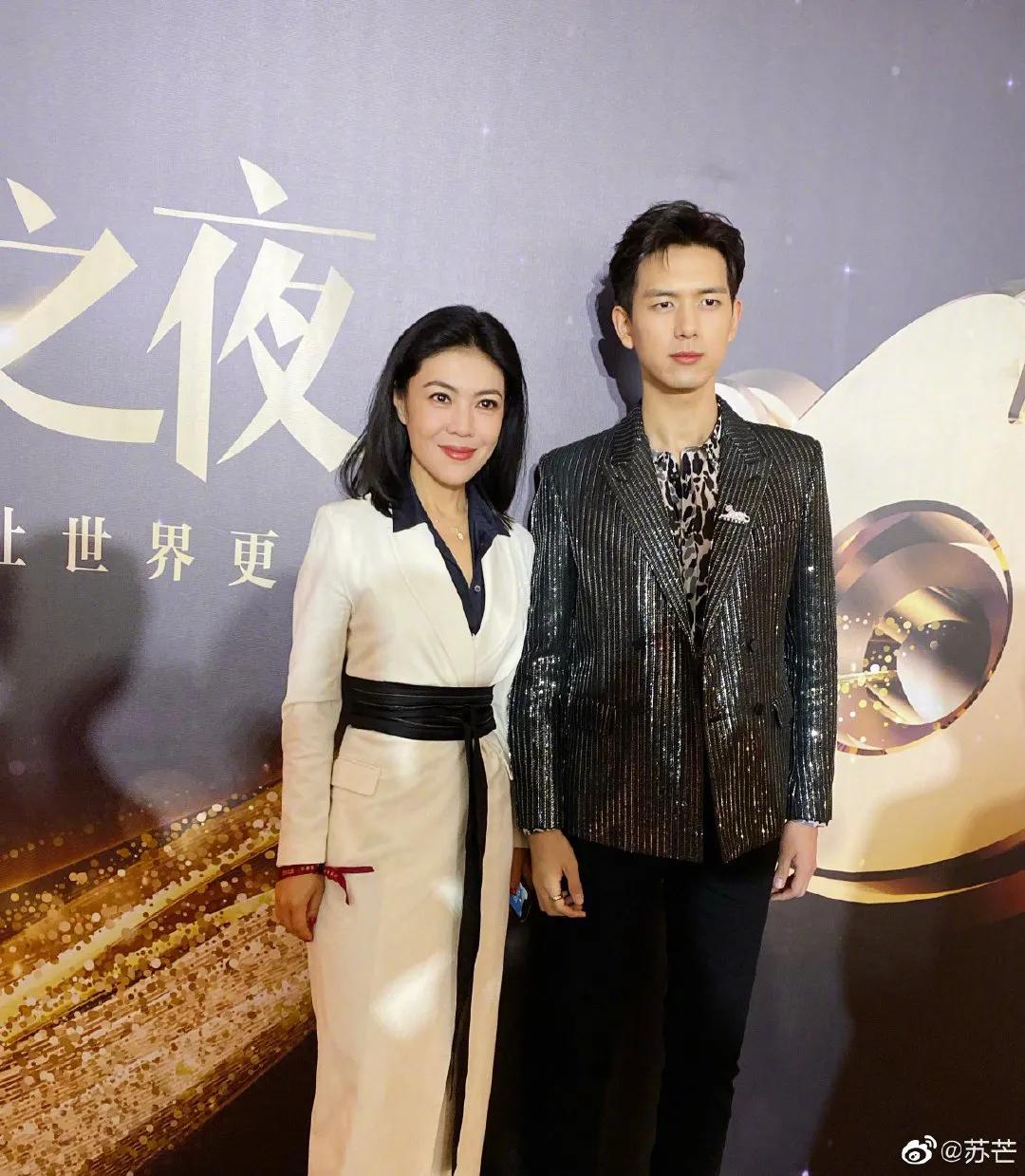 肖战刘亦菲热巴,微博之夜肖战刘亦菲领奖全过程