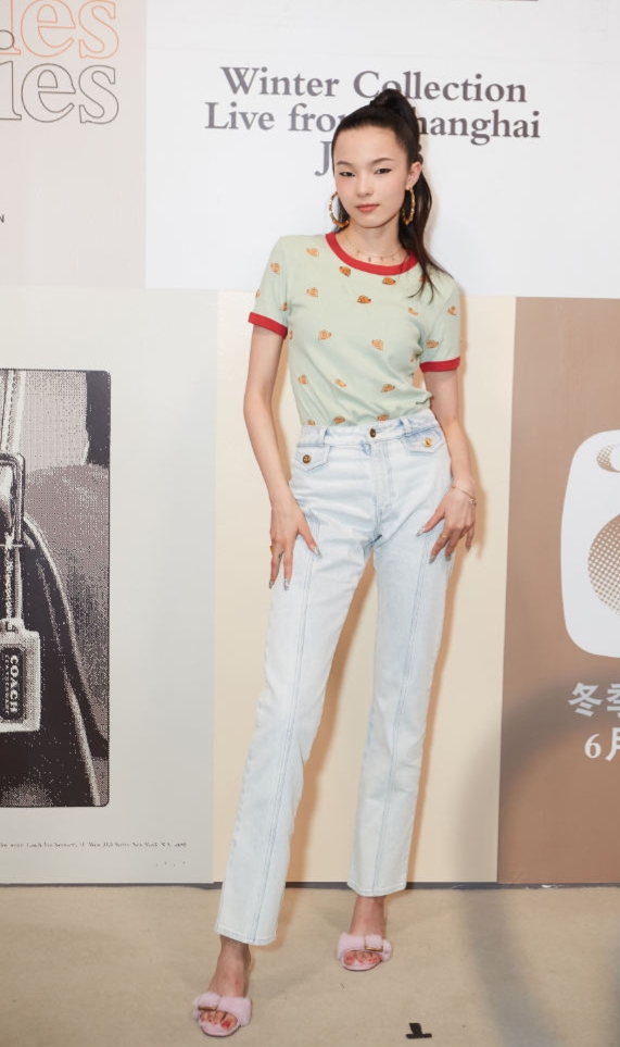 coach大秀杨紫和小男孩合影,coach新款杨紫