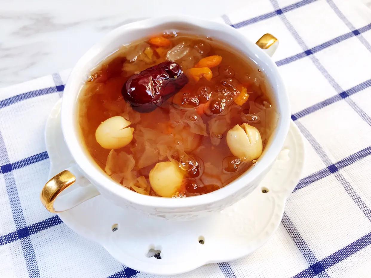 银耳羹怎么熬制好喝又营养,银耳桃胶皂角米银耳羹