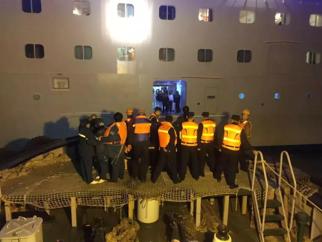 某货轮在航行途中不慎发生触礁,一船航行突发事件