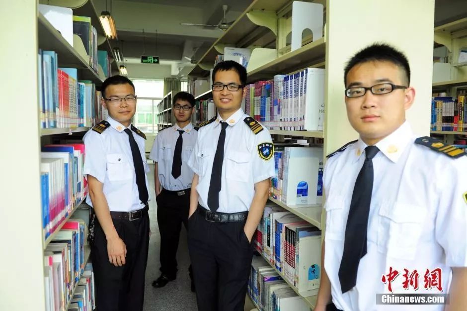 逃课的大学生,看到园丁大叔躲角落看医书,你惭愧吗?